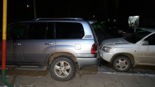 Владелец внедорожника перегородил подъезд, мешая жителям многоэтажки, - читатель <i>(фото) </i> Владелец внедорожника перегородил подъезд, мешая жителям многоэтажки, - читатель <i>(фото) </i>