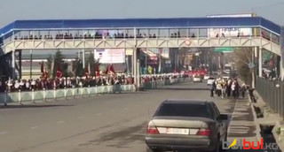 Жители города Жалал-Абад устроили пеший марш в День Ак калпака <i>(видео)</i>