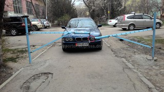 Насколько правомерно установлен шлагбаум на тротуаре возле школы №39 в 6 микрорайоне? - читатель (фото)