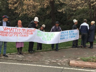 Группа людей из Кочкорского района у Белого дома проводят акцию протеста <i>(фото)</i>