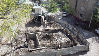 Имеются ли разрешительные документы на строительство объекта позади дома №25 по ул.Чуйкова? - читатель <i>(фото)</i>