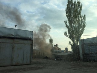 В районе рынка «Дордой» в одном из домов постоянно идет дым, портящий экологию, - читатель