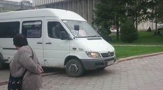 Водитель маршрутки №199, который проехался по тротуару, на 10 дней отстранен от работы на линии, - Управление городского транспорта