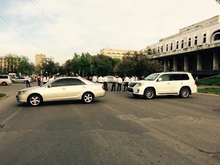 Гости свадебного торжества, проходившего в ресторане по улице Жумабека, перекрыли дорогу автомобилями <i>(фото)</i>
