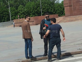 На площади Ала-Тоо был замечен парень с тюльпанами, - читатель <i>(фото)</i>