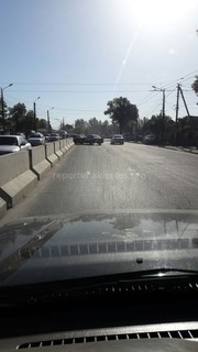 На проспекте Жибек жолу поставили бетонные ограждения, а потом убрали часть, - читатель (фото)