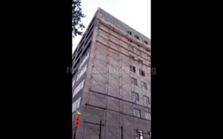 С боковой части нового дома в 5 мкр от ветра слетели керамогранитные плитки, - читатель (фото)