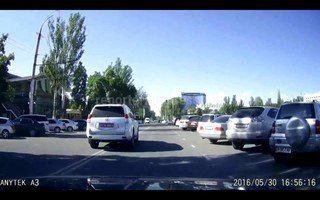 Авто с дипномером, закрепленным за посольством Турции, нарушает ПДД <i>(фото, видео)</i>