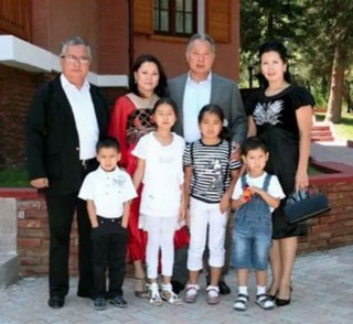 В интернете появилось новое <b>фото</b> бывшего президента Курманбека Бакиева и его брата Жаныша вместе с их семьями