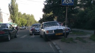 «Доска позора автолюбителей»: Парковка на тротуарах — модная фишка у граждан и сотрудников правоохранительных органов <b><i>(часть 151)</i></b>