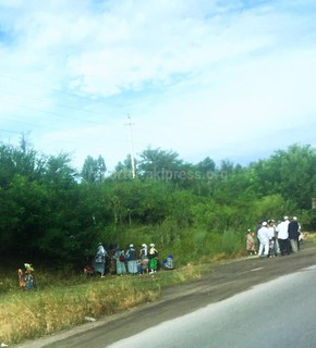 Рядом с рынком Дордой собралась группа людей похожих на «лолу», - читатель <i>(фото)</i>