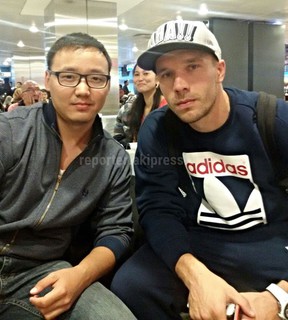 Фото — Кыргызстанцы с футболистами сборных Германии и Бельгии