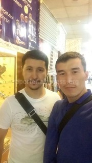 Читатель прислал фото с капитаном команды КВН Азия Микс Э.Кененсаровым