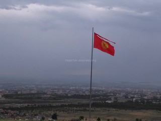 Флаг на горе Боз-Болток порвался от ветра <i>(фото)</i>