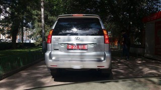 Авто марки Lexus GX 470 с дипномерами D 22 101 заехал на тротуар проспекта Чуй (фото)
