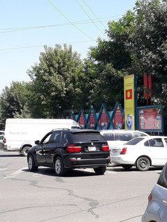 Читатель жалуется, что на пешеходном переходе ул.Курманжан датки в Оше паркуются владельцы авто (фото)