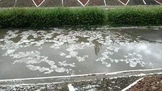 Дорогу под мостом в городе Балыкчы затопило после града (фото, видео)