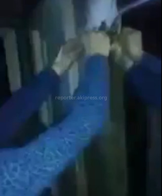 В Интернете появилось видео кыргызстанца, который не боится электричества