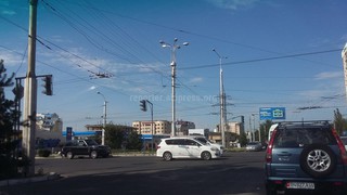 На перекрестке Южная магистраль—Жукеева-Пудовкина на выезде из отеля не видно светофора, - читатель <i>(фото)</i>