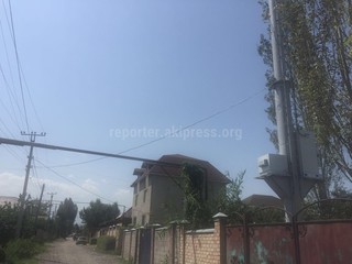 Фото с места происшествия в жилмассиве Колмо, где 25-летний парень, чинивший антенну телефонной связи, получил удар током и упал