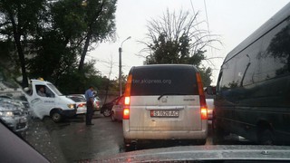 На перекрестке Некрасова-Московская образовалась автомобильная пробка, - читатель (фото)