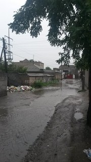Читатель жалуется на мусор и затопленные улицы на Жумабека-Кулиева <i>(фото)</i>