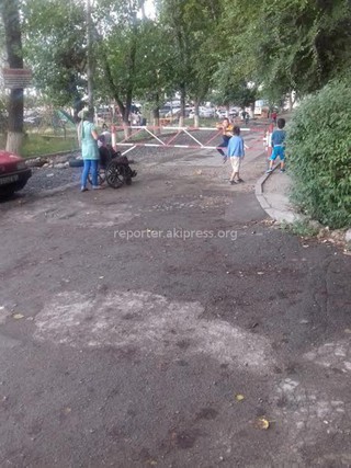 Шлагбаум возле дома №37 в 7 мкр установлен самовольно, - «Бишкекглавархитектура»