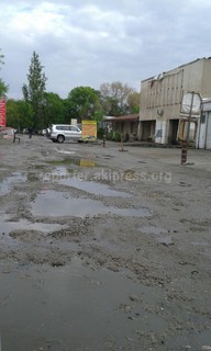 Владельцы СТО на перекрестке Льва Толстого-Молодая Гвардия захватили часть дороги, - читатель <i>(фото)</i>