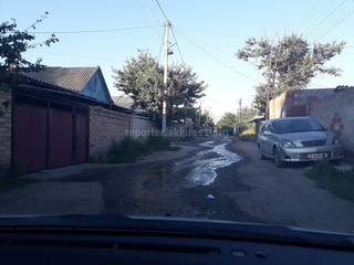 В Рабочем городке арыки забились мусором, вода затапливает улицы, - бишкекчанин (фото)