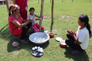 Фото — Формование и сушка курутов, которые делают на джайлоо Чыйрчык в Алайском районе