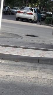 На перекрестке Боконбаева-Раззакова открытый люк создает аварийную ситуацию для участников дорожного движения <i>(фото)</i>