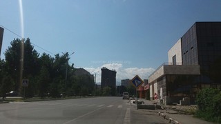 На улице Жукеева-Пудовкина в Бишкеке дорожный знак «пешеход» плохо закреплен (фото)