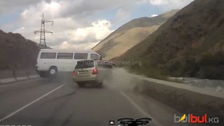 В Боомском ущелье перевернулся микроавтобус с пассажирами и столкнулся с внедорожником <b><i>(фото, видео)</i></b>