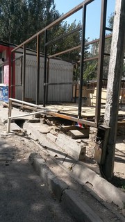Законно ли ведется стройка торгового павильона на территории дома 15а в мкр Юг-2 из металлоконструкций? - читатель (фото)