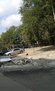 Читатель жалуется, что в 8 мкр Бишкека не убран строительный мусор после дорожного ремонта, - читатель (фото)
