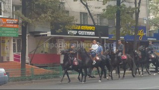 Конная милиция передвигалась по улице Абдрахманова, - читатель (фото)