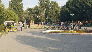 На территории парка им.Д.Асанова сдают велосипеды на прокат, что мешает людям гулять, - читатель