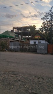 Законно ли идет строительство четырехэтажного здания на ул.Разина? - читатель <i>(фото)</i>