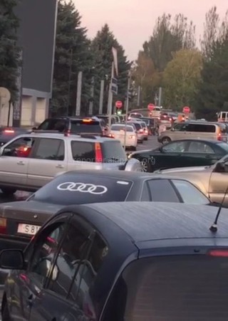 В аэропорту «Манас» работает одна будка и не успевает принимать оплату за парковку, отчего наблюдается пробка при въезде, - читатель (видео)