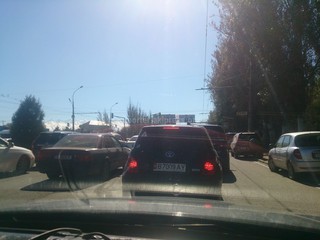 Водитель просит мэрию Бишкека и патрульную милицию продлить время сигнала светофора на улице Шабдан Баатыра рядом с рынком «Мадина» (фото) Водитель просит мэрию Бишкека и патрульную милицию продлить время сигнала светофора на улице Шабдан Баатыра рядом с рынком «Мадина» (фото)