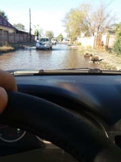 Во время дождей в селе Военно-Антоновка при повороте с трассы на ул.Токтогула всегда затапливает дорогу, - читатель (фото) Во время дождей в селе Военно-Антоновка при повороте с трассы на ул.Токтогула всегда затапливает дорогу, - читатель (фото)