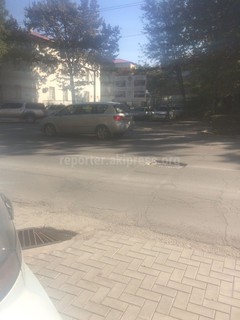 Читатель жалуется, что на перекрестке Тоголок Молдо-Московской люк на 15 см ниже дорожного полотна