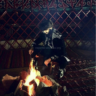 Фото — Боец А.Яндиев в кыргызской национальной одежде