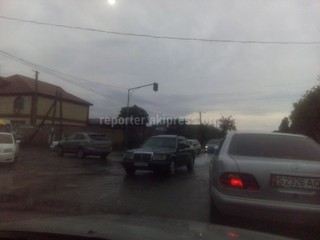 Мэрия Бишкека порекомендовала читателю, просившему установить допсекции на светофоре в жилмассиве Ала-Тоо, обратиться в администрацию Чуйской области