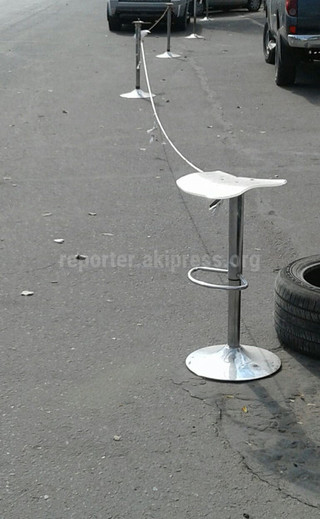 «Бишкекглавархитектура» ответила на вопрос читателя о законности ограждения парковки клубом «Арбат» на ул.Юнусалиева