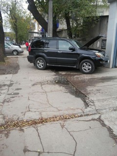 Клиенты СТО на Тыныстанова-Горького перекрывают тротуар своими авто, - читатель (фото)
