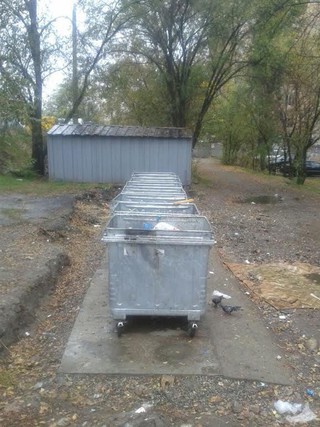 «Тазалык» вывез мусор и произвел уборку вокруг мусорных баков на перекрестке Усенбаева-Линейной (фото)