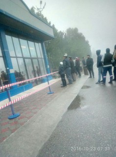 В Ошском аэропорту зал ожидания находится на улице, - читатель (фото)