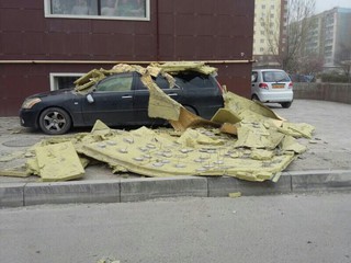 Фото — В мкр Джал из-за сильного ветра обвалился кусок облицовки дома
