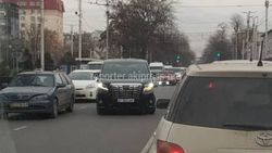 Как заехать в мэрию через двойную сплошную во время пробок? «Лайфхак» от водителя